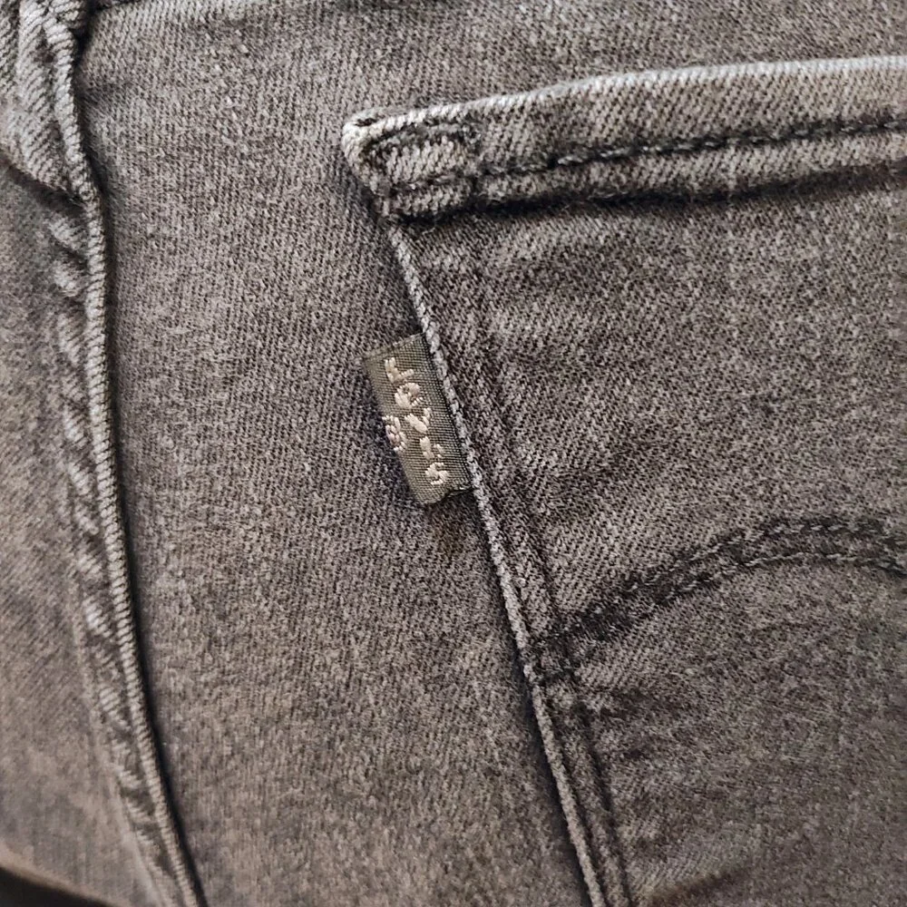 Levi's 711 Skinny Jeans, Size 33, Gently Used - Picture 4 of 6
